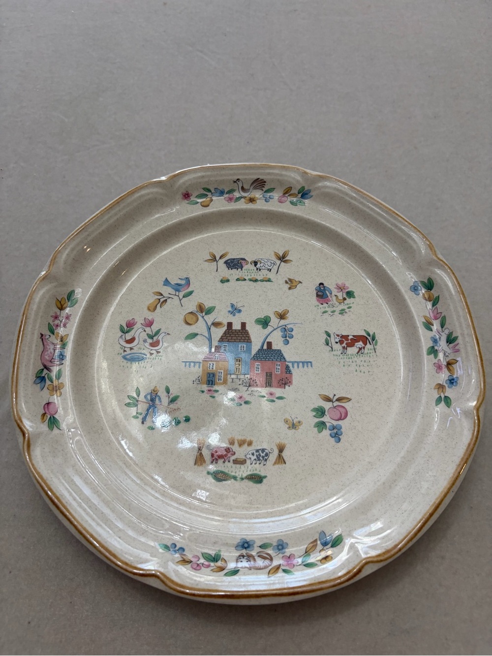 Cream Ceramic Dinner Plate with Pastoral Floral Motif
